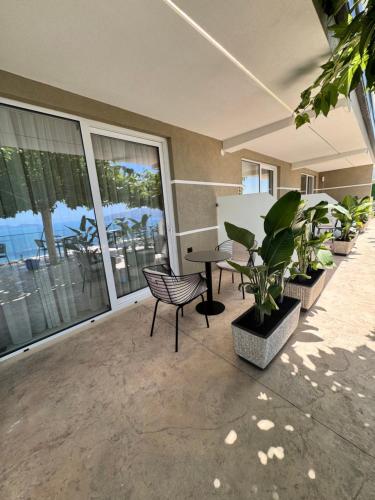 a balcony with a table and chairs and plants at Villa e Diellit in Kaninë