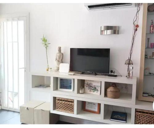 Μια τηλεόραση ή/και κέντρο ψυχαγωγίας στο Apartamento Playa relax