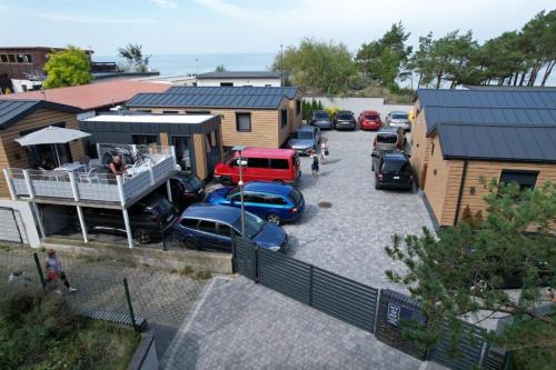 an overhead view of a parking lot with cars parked next to houses at Apartamenty i Domki WyDmy Międzywodzie in Międzywodzie