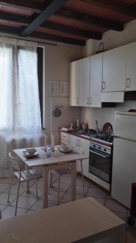 Η κουζίνα ή μικρή κουζίνα στο Appartamento Luisa