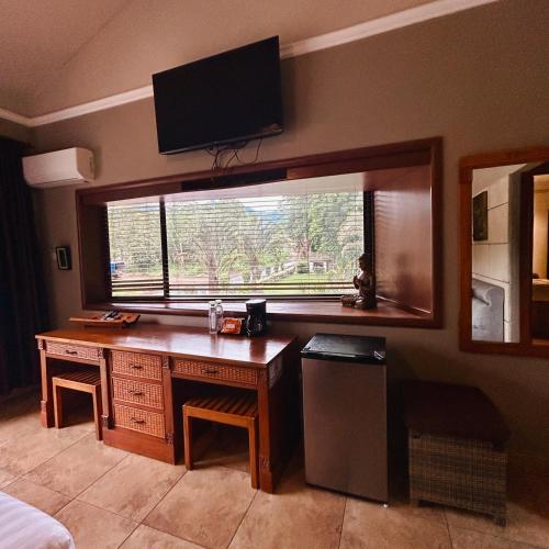 Una televisión o centro de entretenimiento en Hotel Ladera