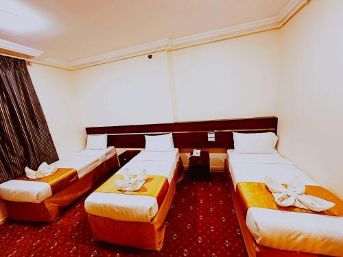 Postel nebo postele na pokoji v ubytování ذاخر بلازا رويال Dhakher Plaza Royal توصيل مجاني إلى الحرم Complimentary Shuttle to Haram