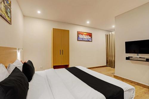 a person laying on a bed in a hotel room at Super Townhouse Swain Heritage in Bhubaneshwar