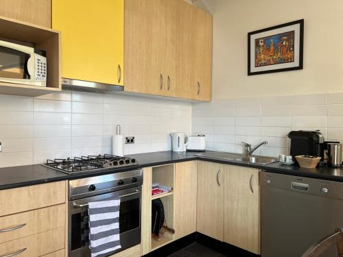 Una cocina o cocineta en Unique appt 2 Bdrm, Ground level, pets ok