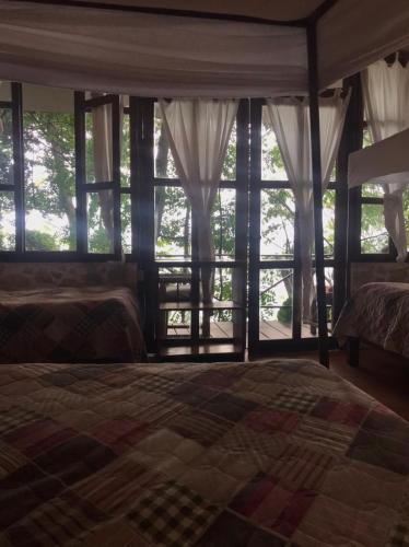 a bedroom with two beds and a window at El Encantadero in Jobompiche