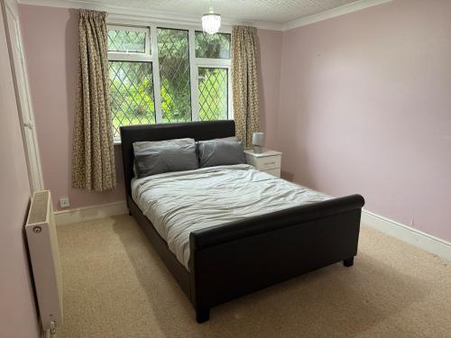 Bright & Cozy Countryside Bungalow في Tollerton: غرفة نوم بها سرير ونافذة