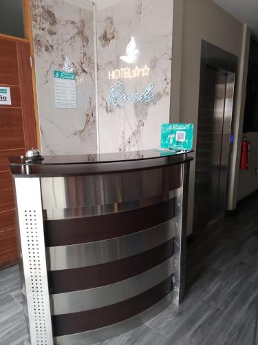 San AntonioにあるHotel RUAH TUMBESの受付カウンターのあるホテルのロビー