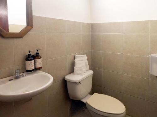 Koupelna v ubytování Las Jaras Aguas Termales