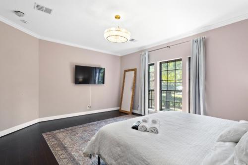 Ένα ή περισσότερα κρεβάτια σε δωμάτιο στο Houston Gem with Soaking Tub near Chateau Nouvelle