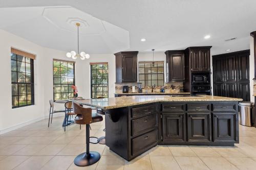 Η κουζίνα ή μικρή κουζίνα στο Houston Gem with Soaking Tub near Chateau Nouvelle