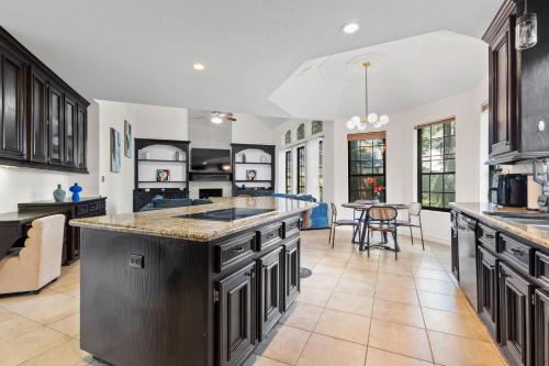 Η κουζίνα ή μικρή κουζίνα στο Houston Gem with Soaking Tub near Chateau Nouvelle