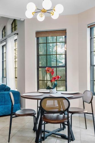Χώρος καθιστικού στο Houston Gem with Soaking Tub near Chateau Nouvelle
