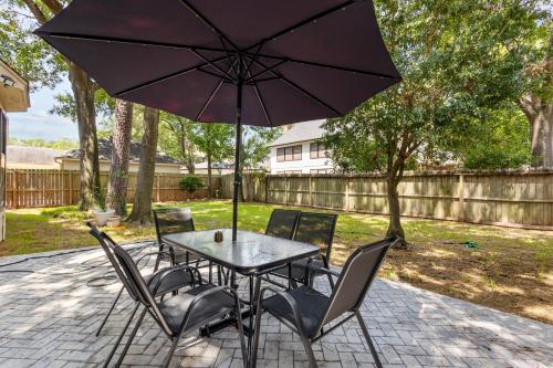 Κήπος έξω από το Houston Gem with Soaking Tub near Chateau Nouvelle