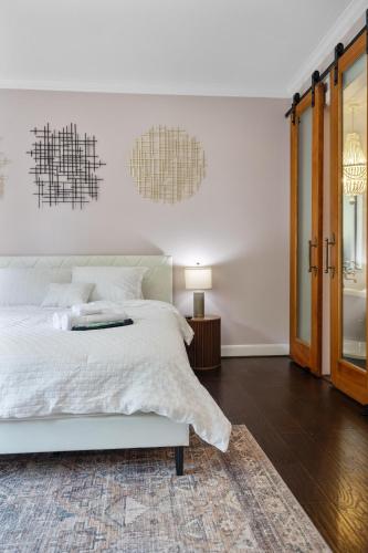 Ένα ή περισσότερα κρεβάτια σε δωμάτιο στο Houston Gem with Soaking Tub near Chateau Nouvelle