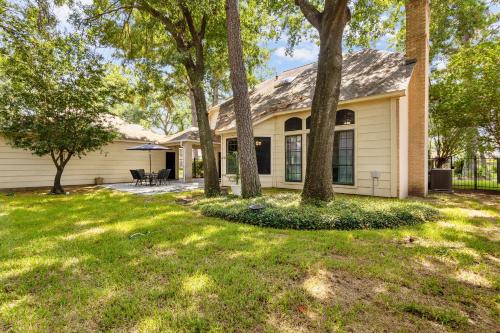 Κήπος έξω από το Houston Gem with Soaking Tub near Chateau Nouvelle