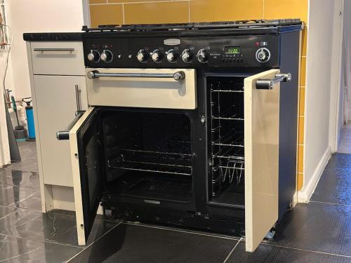 an oven with its door open in a kitchen at Modern Oxford Retreat, 2Bed, 1 Bath with Parking in Oxford