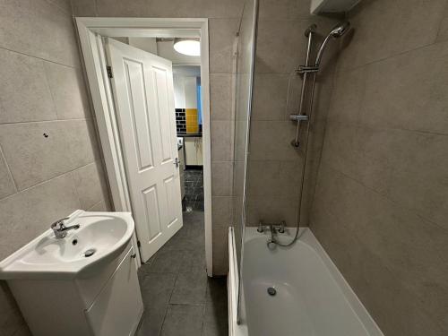 a bathroom with a sink and a bath tub and a toilet at Modern Oxford Retreat, 2Bed, 1 Bath with Parking in Oxford