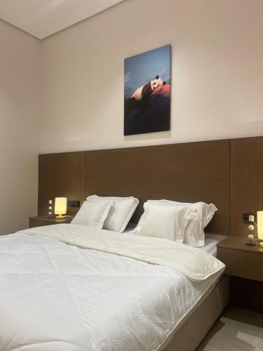 Ένα ή περισσότερα κρεβάτια σε δωμάτιο στο شقق فندقية بتصميم هادئ