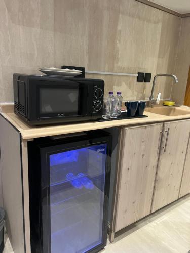 Η κουζίνα ή μικρή κουζίνα στο شقق فندقية بتصميم هادئ