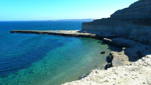une vue aérienne d'une plage avec l'océan dans l'établissement Los Soles de Madryn, à Puerto Madryn
