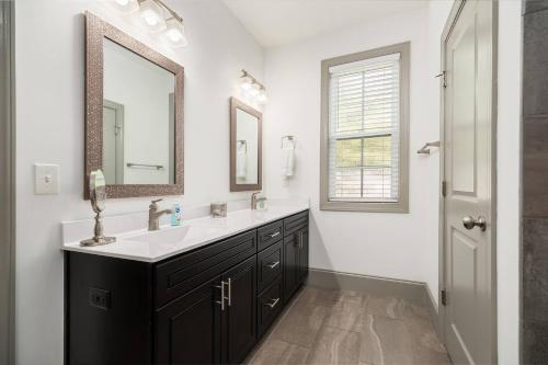 une salle de bain avec un lavabo et un miroir dans l'établissement James Island 1br Eco-haven Beachgolfdowntown!, à Charleston