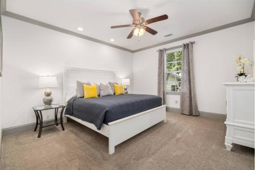 une chambre avec un lit et un ventilateur de plafond dans l'établissement James Island 1br Eco-haven Beachgolfdowntown!, à Charleston