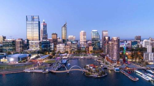 Pemandangan umum bagi Perth atau pemandangan bandar yang diambil dari apartmen