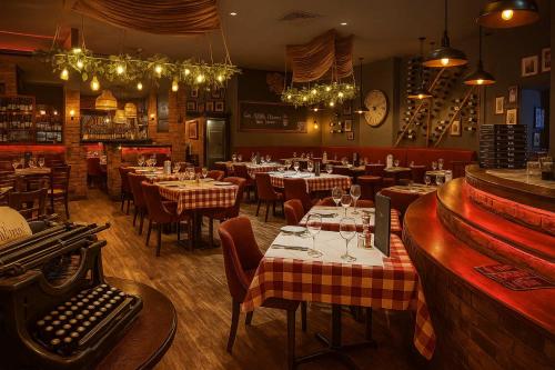 Restoran atau tempat lain untuk makan di Prime Location CBD with Pool & Gym