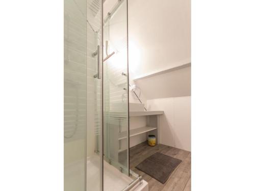 a glass shower in a bathroom with a floor at Voici un titre accrocheur et concis pour l'annonce : **"Charmante longère bretonne avec grand jardin privatif, proche plages et sites touristiques"** - FR-1-306-841 in Donges