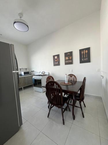 a dining room with a table and chairs and a kitchen at Tutis Home Apart 2do Piso- Monterrey Stadium BBVA in Monterrey