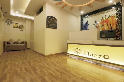 a waiting room with a tv on the wall and atainment at Hotel Plazzo At Delhi International Airport in New Delhi