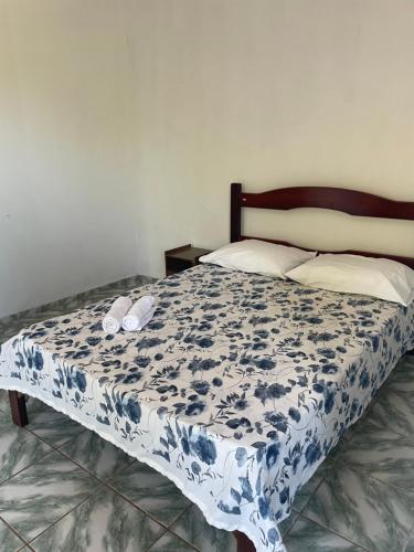 En eller flere senge i et værelse på Coqueiros Lounge