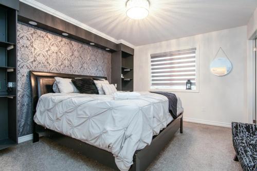 een slaapkamer met een groot bed in een kamer bij Comfy 3 Bed woodstock Escape in Woodstock