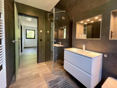 Vannituba majutusasutuses Holiday home in Zingst with swimming pool