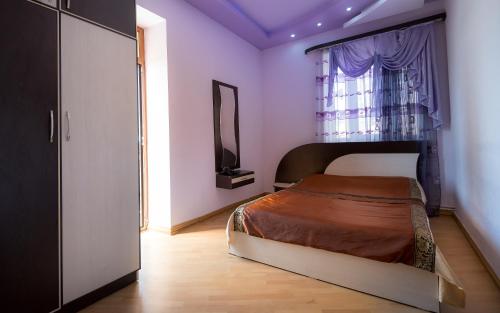 เตียงในห้องที่ Tatev Apartments