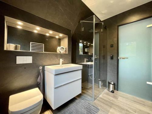 Vannituba majutusasutuses Holiday home in Zingst with swimming pool