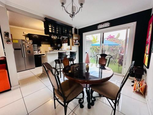 a dining room with a table and chairs in a kitchen at El Sauce, casa zona exclusiva in Tegucigalpa