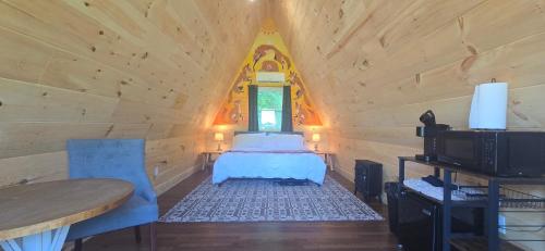 Giường trong phòng chung tại Smoky Hollow Outdoor Resort A-Frame Cabin