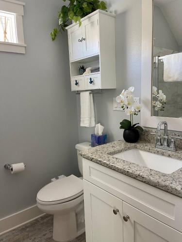 Ένα μπάνιο στο FL Keys Haven: Modern 2BR/2BA Condo with Balcony