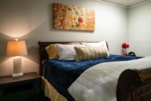 Galeriebild der Unterkunft 1-bedroom apartment, sleeps 4, in lovely Pilot Mountain-walk to Main st! Unit 2 in Pilot Mountain