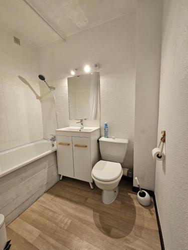 Appartement cozy et plage à pied, havre de paix avec piscine