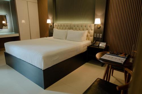 a hotel room with a bed and a table at THE TIMES HOTEL in Angeles