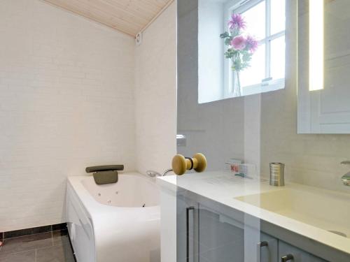 布拉万德Luxury Retreat with Spa - By Traum Ferienwohnungen的带马桶、水槽和窗户的浴室