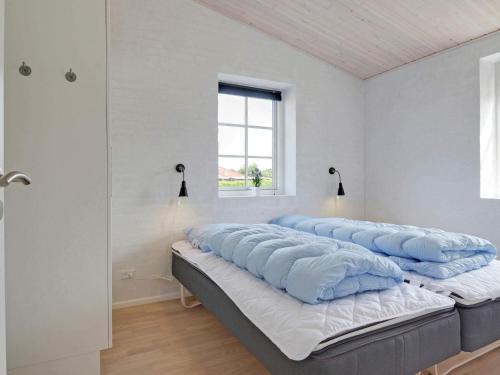 布拉万德Luxury Retreat with Spa - By Traum Ferienwohnungen的一张床上有蓝色枕头的睡床