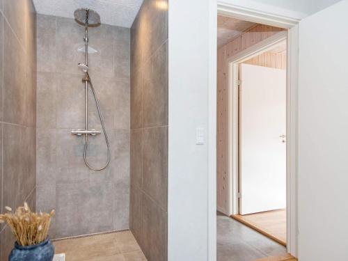 10 person holiday home in Glesborg-By Traumにあるバスルーム