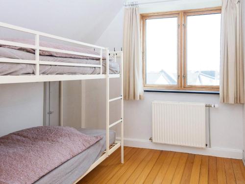 En eller flere senge i et værelse på 8 person holiday home in Thyborøn-By Traum