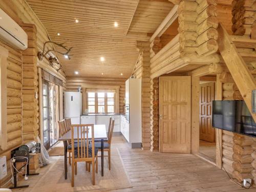 Eskebjergにある6-Person Home in Eskebjerg-Byのログキャビン内のダイニングルームとキッチン