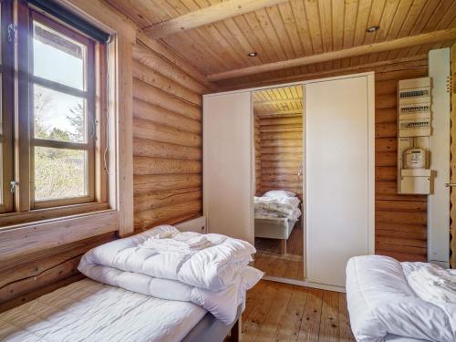 Eskebjergにある6-Person Home in Eskebjerg-Byの木造の部屋にベッドが2つある部屋