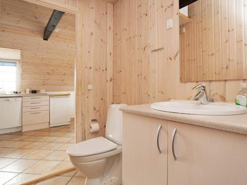 Koupelna v ubytování 8 person holiday home in Ringkøbing-By Traum
