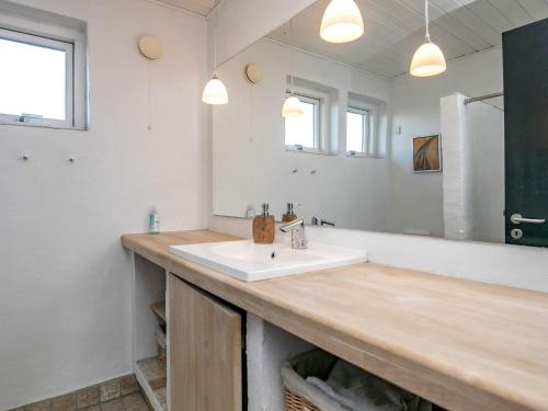 un baño con lavabo y espejo en 8-Person Home in Skagen-By, en Skagen
